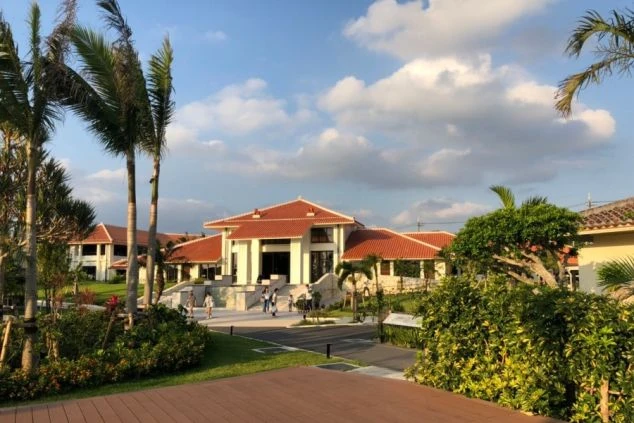 夕暮れの美しい空を背景に一人の人物のシルエットが写っています。空はオレンジ、ピンク、紫の色が混じり合いドラマチックなグラデーションを見せ、人物は顔がはっきりと見えず神秘的な雰囲気を醸し出しています。