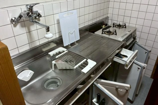 2口ガスコンロとステンレスシンクのキッチン