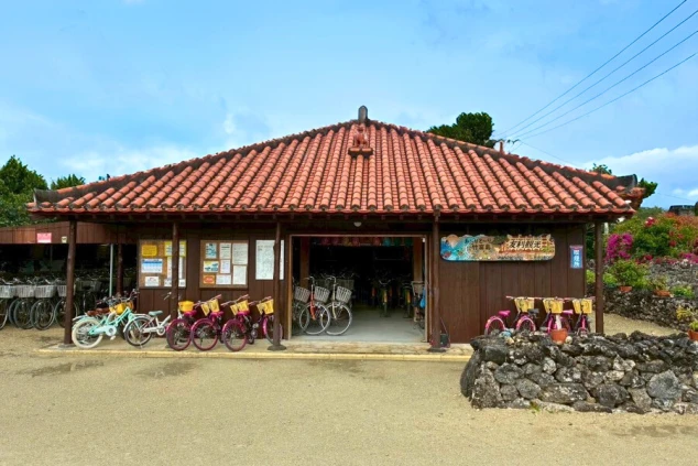 赤瓦屋根のレンタサイクル受付所