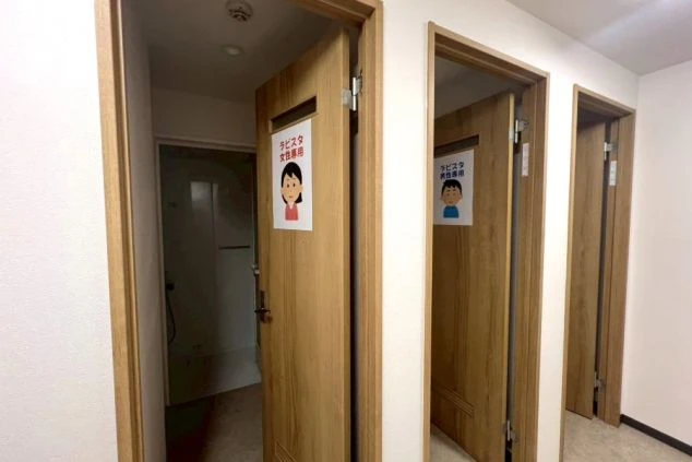 リゾートバイト寮のシャワーブース。男女別に分かれており、プライバシーに配慮された清潔で使いやすい設備。