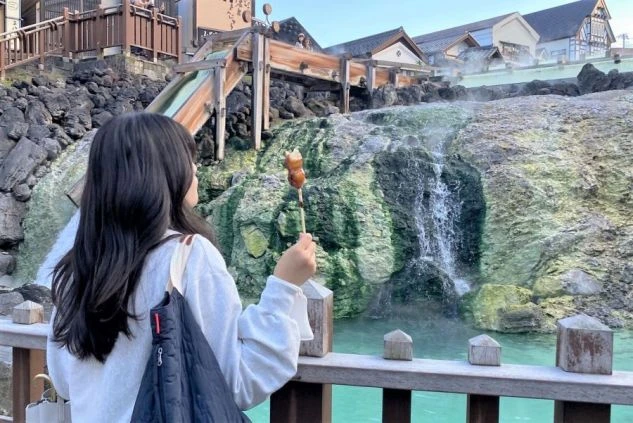 リゾートバイトの求人ページのアイキャッチ画像。群馬県草津温泉の湯畑を眺める浴衣姿の女性2人。テキストで「周辺ベンリ」「温泉無料」と書かれている。