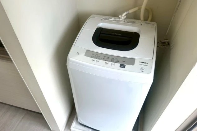 リゾートバイト寮の室内設備。専用の洗濯機が室内にあり、共用ではなく自分のタイミングで洗濯できて便利。