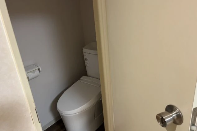 ワクトリの社員が出張で撮影した、リゾートバイトの寮にあるトイレ。清潔感のある洋式トイレが設置されており、トイレットペーパーホルダーも見える。
