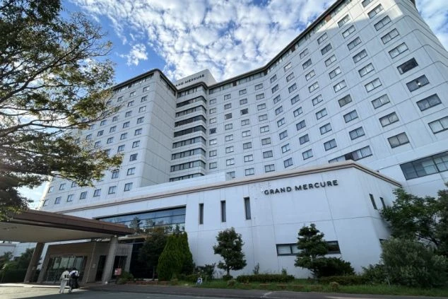 建物外観。白を基調とした大規模なホテル棟