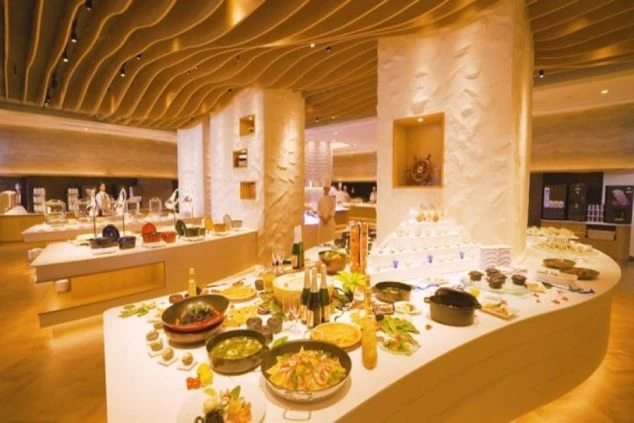 波をモチーフにしたような、デザイン性の高いビュッフェレストラン。リゾートバイトでは、こうしたお洒落なレストランで働くチャンスもあります。