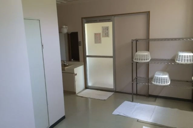 リゾートバイトの個室寮の共用大浴場の脱衣スペースの画像