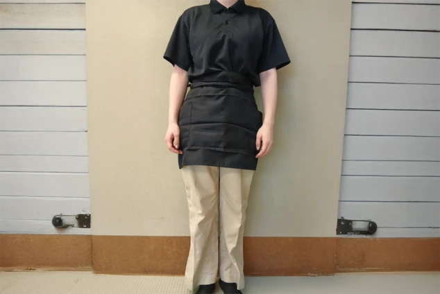 リゾートバイトの仕事風景を表現するイメージ画像。清掃の仕事で着用する、黒いポロシャツとベージュのズボン。