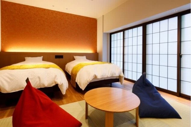 リゾートバイトの寮は、和モダンでお洒落なツインルーム。清潔感のある、居心地の良い空間で、新生活をスタートできます。