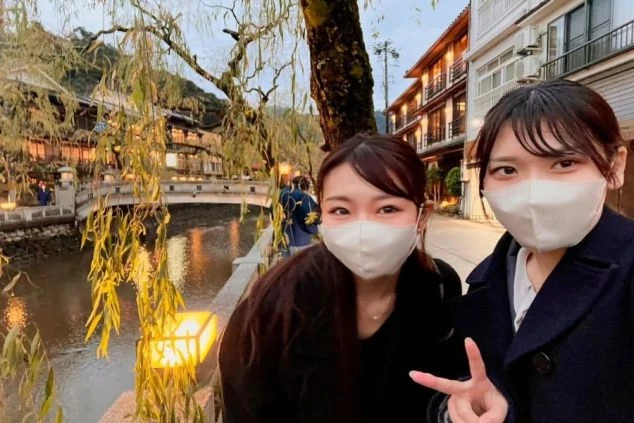 リゾートバイトで出会った仲間と、夜の城崎温泉を散策。ライトアップされた柳並木の下で、最高の思い出を作ろう。