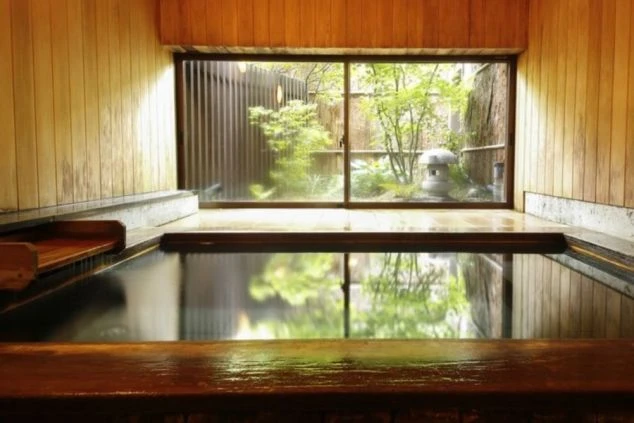リゾートバイトの特権は、美しい坪庭を眺める、貸切の温泉。誰にも邪魔されず、贅沢な癒やしの時間を満喫できます。
