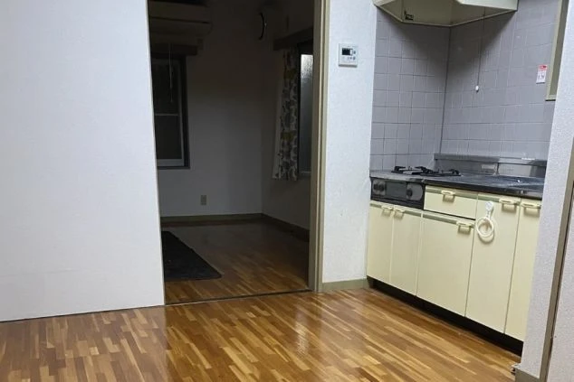 リゾートバイトの個室寮のキッチンの写真。ガスコンロがあり料理も可能。