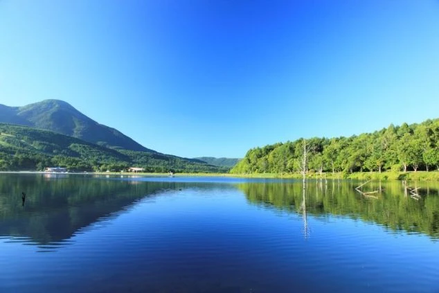 リゾートバイトの休日。青い湖で自然を満喫。