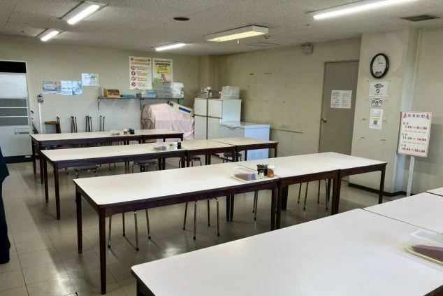 リゾートバイト寮の共同炊事場。電子レンジや給水機があり、まかないの温め直しや飲み物の確保に便利。