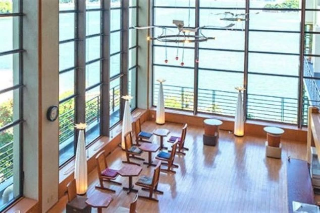 海が見えるリゾートホテルのラウンジ。大きな窓から景色を一望できる開放的な空間。レストランやフロントなど、リゾートバイトの仕事場となる場所。