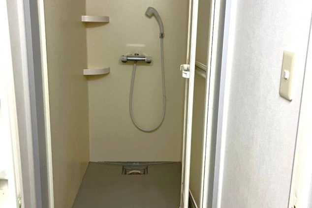 京都府嵐山のリゾートバイトの寮のシャワールームの画像。湯舟はない。