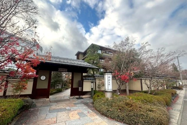 京都府京都市内の夜の産寧坂（三年坂）の画像。女性が五重塔を見ている。