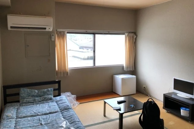 京都府嵐山のリゾートバイトの寮の寝室の画像。寝具、テレビ、ローテーブル完備。