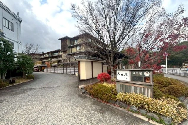 京都府嵐山の宿の夜の外観の画像。