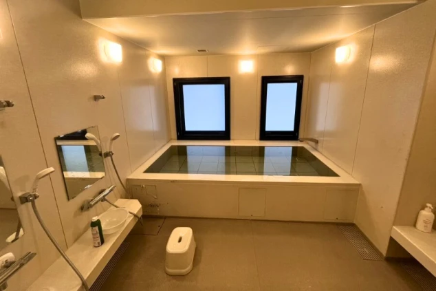 大きな湯船がある寮の浴場。いつでも好きな時間に、広々としたお風呂でリフレッシュできます。