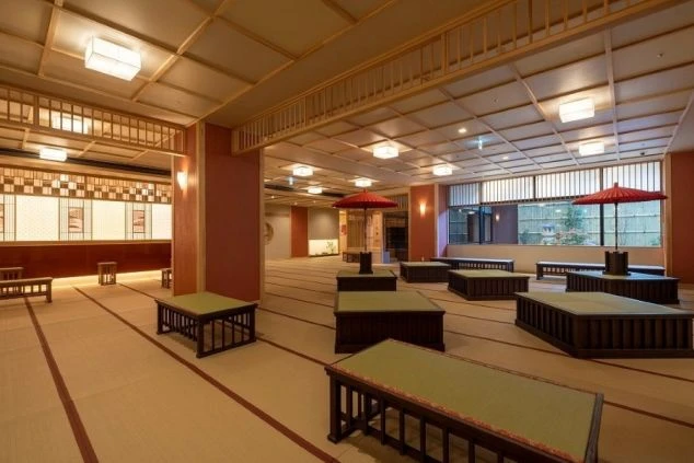 敷きで広々としたロビー。お客様にゆったりとした時間を過ごしていただくための、快適な空間作りに携われます。