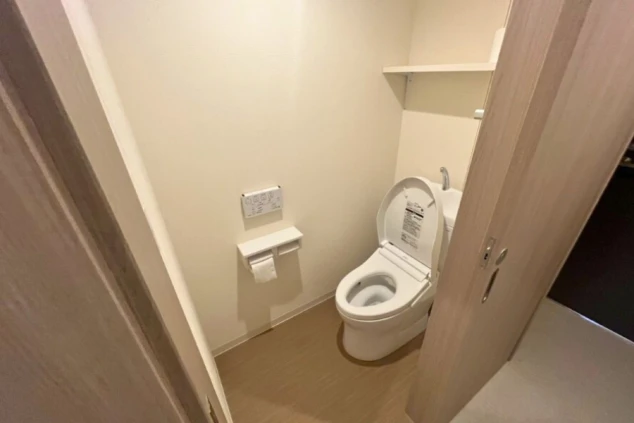 ワクトリの社員が出張で撮影した、寮のシャワールームの画像。コンパクトながらも清潔感があり、シャワーヘッドと水栓が備え付けられている。リゾートバイト中の入浴設備の一つ。