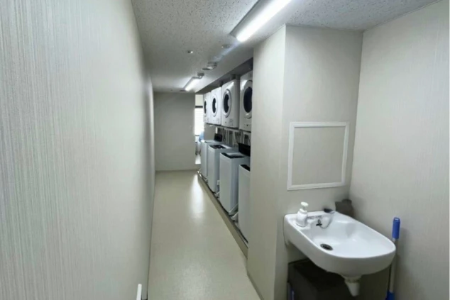 ワクトリの社員が出張で撮影した、寮の入り口の画像。多数の郵便受けが並び、ガラスのドアの向こうには外の景色が見える。リゾートバイト中の共同生活の拠点となる寮の玄関部分。