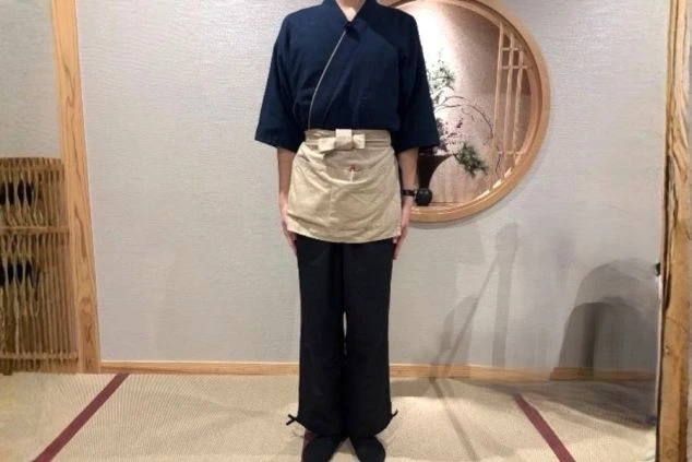 レストランとフロントの男性の制服は紺色の作務衣に腰巻のエプロンで動きやすいスタイル。