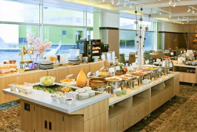 料理が並ぶホテルのビュッフェ。お客様に食事を提供する仕事や、レストランスタッフの求人を探している方へ。