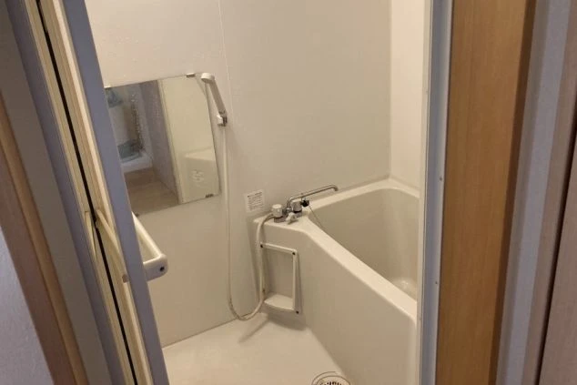 リゾートバイトの生活環境として個室寮に備え付けられた、浴室の画像。