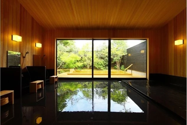 施設の大浴場の写真。美しい景観が湯に映し出されている。