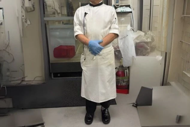 白いシェフコートに黒いズボン、白いエプロンを着用したスタッフの画像。水色のビニール手袋をはめ、調理場の厨房に立っている。リゾートバイトの仕事内容の一つである、調理スタッフの制服の画像。