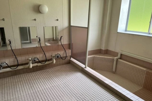 広い洗い場と浴槽のある、リゾートバイト寮の共同浴場。