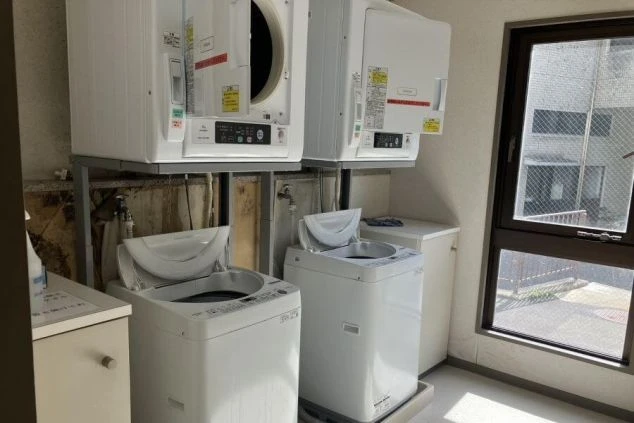 リゾートバイト寮の共同ランドリースペース。洗濯機と乾燥機が複数台あるので、天気に関係なく洗濯ができて便利です。