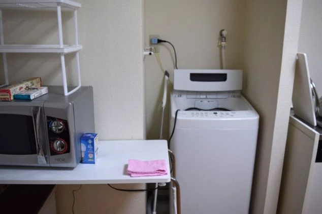 リゾートバイトの寮の部屋にある電子レンジと洗濯機の画像