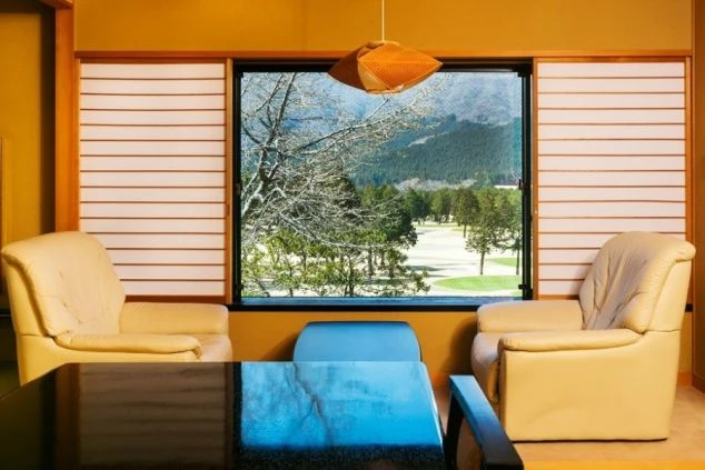 箱根の仙石原にある旅館の画像。窓の外から光が差し込み、客室内の明るくしている。