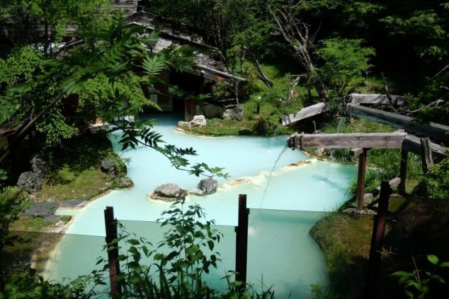 長野県・松本エリアにある白骨温泉の露天風呂の画像。乳白色の名湯として知られる秘湯地でのリゾートバイト。