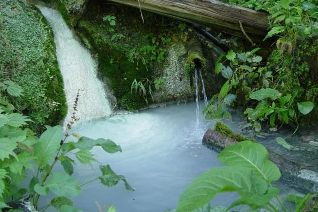 長野県・松本エリアにある白骨温泉の露天風呂の画像。乳白色の名湯として知られる秘湯地でのリゾートバイト。