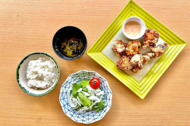 施設で提供される美味しそうなまかない画像。