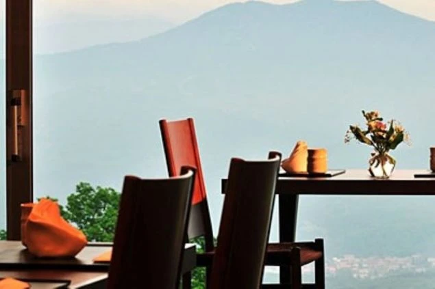 絶景レストランで働くリゾートバイト！雄大な山並みを眺めながらおもてなしのスキルを磨く。