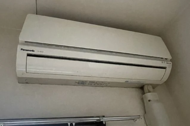 リゾートバイトの寮の部屋に設置されたエアコン。個室で快適に過ごせるよう、空調設備が整っている。