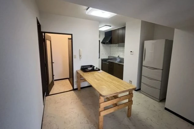 リゾートバイトの寮の共用スペース。広々したキッチンやテーブル、大きな冷蔵庫がある。