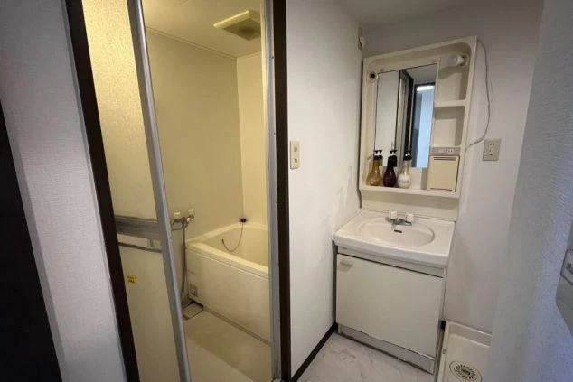 リゾートバイトの寮の共用水回り。お風呂と洗面台がある。