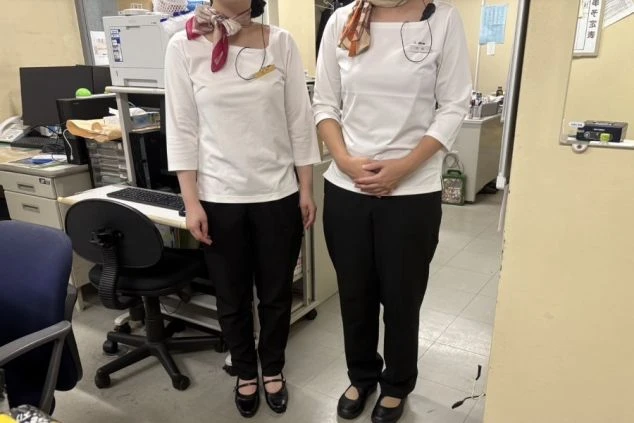 フロントのリゾートバイトの制服（女性）