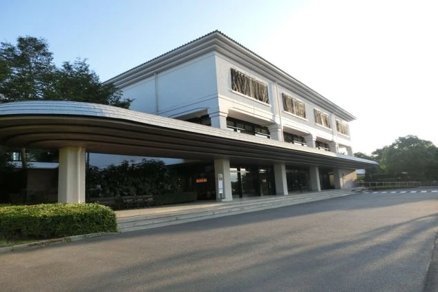 紅葉と竹林に囲まれた静岡県修善寺温泉を流れる桂川の美しい風景画像。