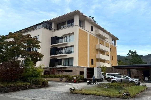 箱根強羅エリアにあるリゾートホテルの晴れた日の外気案画像。