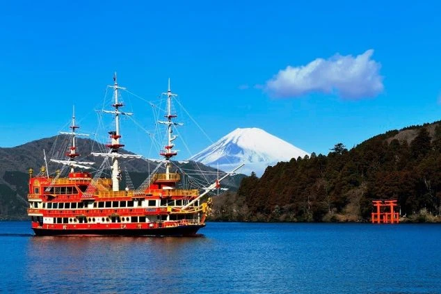 箱根 芦ノ湖に浮かぶ海賊船。リゾートバイトの休日に楽しめる観光、船内スタッフの仕事
