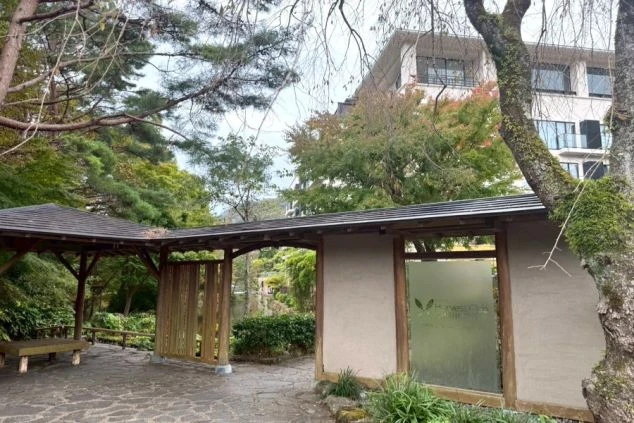 箱根にある大型ホテルの外観画像