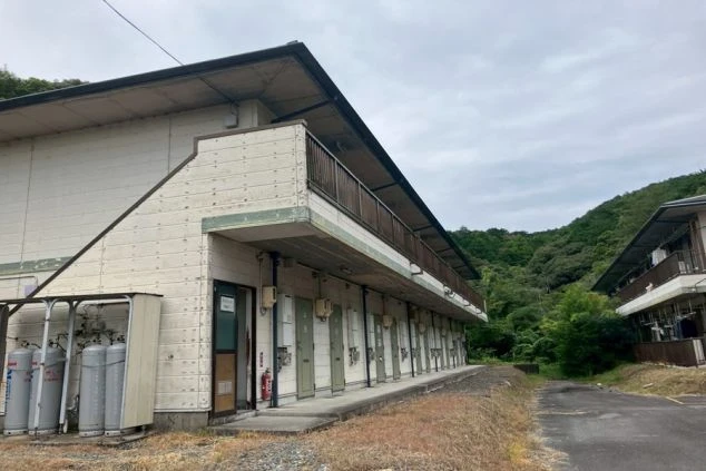 リゾートバイトの寮の外観。緑豊かな山の中に建つ、集合寮です。