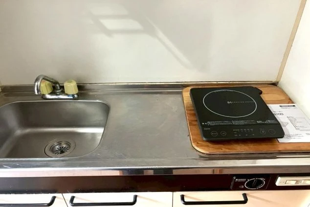 リゾートバイトの寮のミニキッチン。IHコンロとシンクがあり、簡単な自炊ができます。