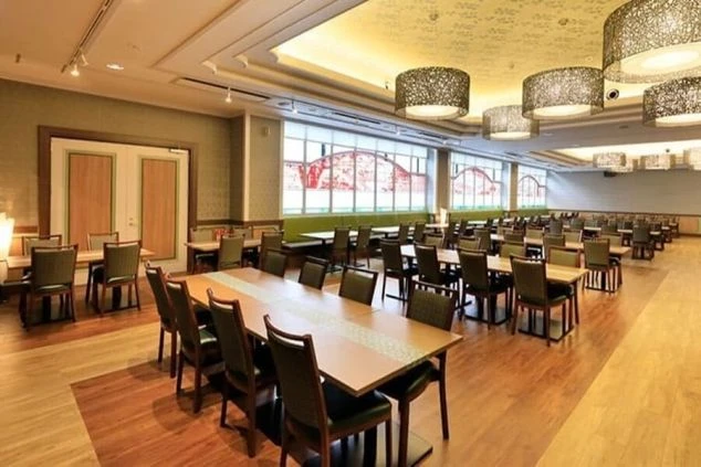 長野県・大町温泉郷のホテル内のレストラン会場の画像。